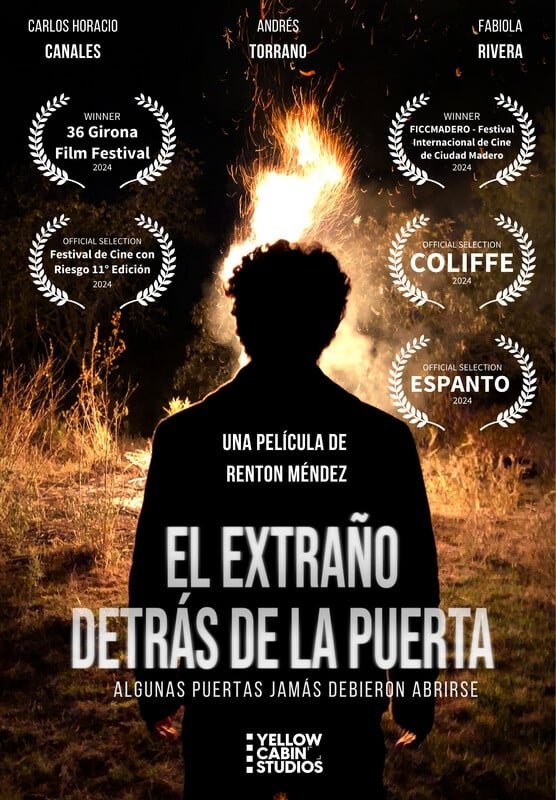 El extraño detrás de la puerta